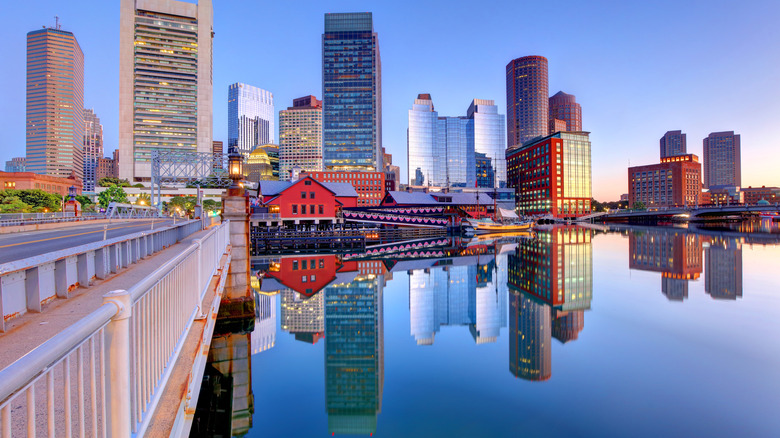 Bir köprünün yaya rayından Boston silüeti