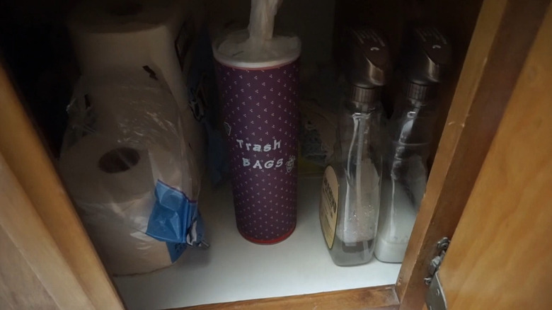 Bir dolabın içindeki plastik torbalarla dolu silindirik bir çip.