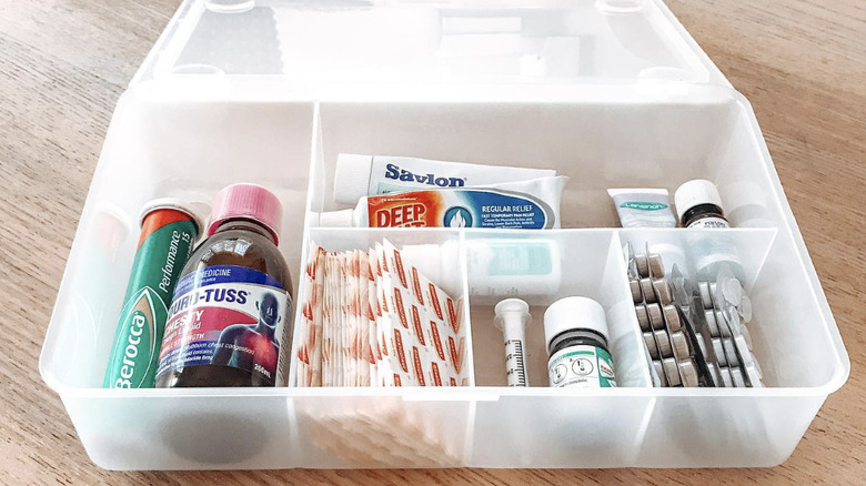 Şeffaf bir IKEA GLIS kutusundan yapılmış, bölücülerle dolu bir ilk yardım çantası.