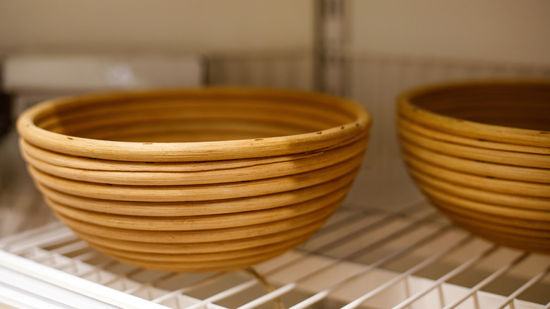 Kablolu bir rafta duran prova sepetinin yakından görünümü.