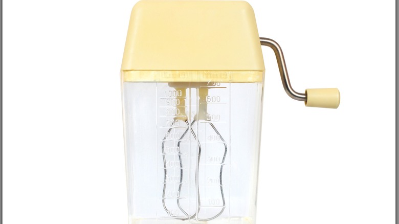 Beyaz arka planda vintage bir el mikseri.