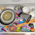 İkinci El Mağazasındaki Mutfak Çekmecelerini Düzenli Tutan Vintage Ürün