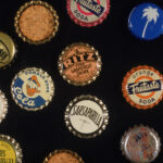 İşte Ortalıkta Yer Alan Şişe Kapakları Koleksiyonu İçin Yaratıcı Bir Dekor Çözümü