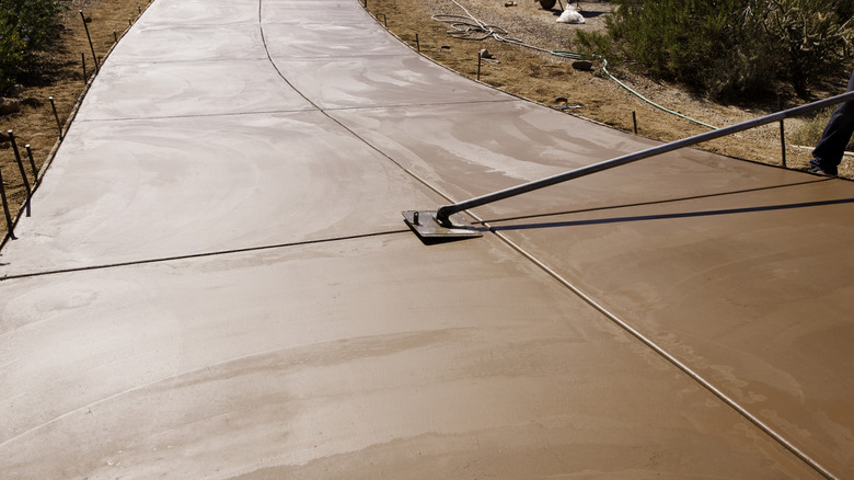 Kırmızı bir beton, yeni inşaat, garaj yolu.