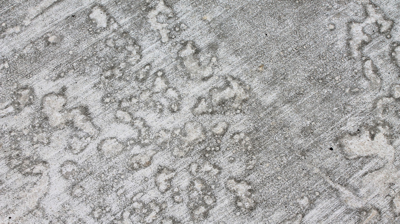 Asit lekeli beton levhanın yakın çekimi.