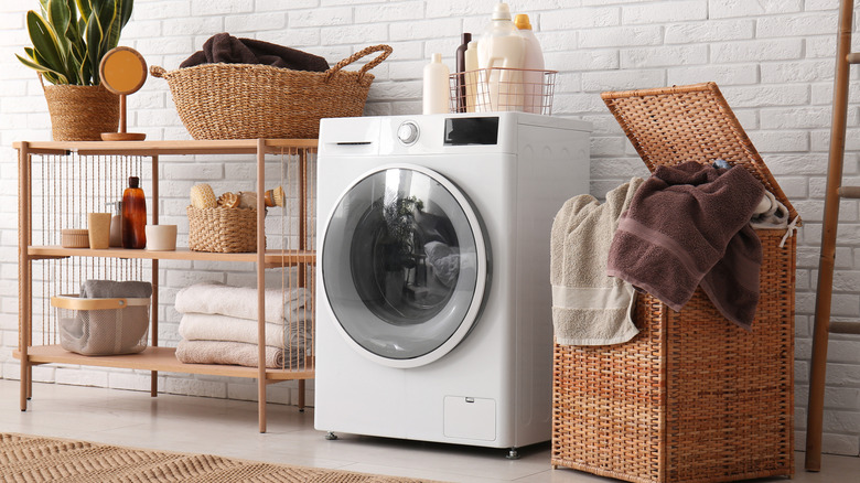 Birden fazla hasır sepetin bulunduğu bir çamaşır odası