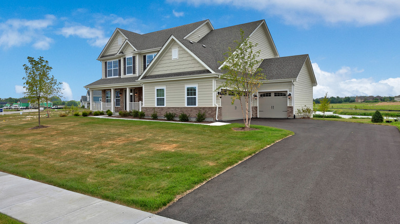 Asfalt yolu olan yeni inşa edilmiş bir ev.