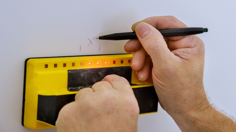 Dolap raflarının duvara düzgün şekilde takıldığından emin olmak için saplama bulucu kullanma