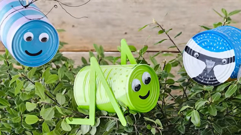 Çorba kutularından yapılmış bahçe yaratıkları