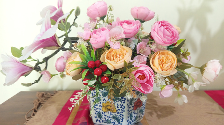 Porselen vazodaki çiçeklere yakın çekim