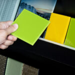 Duvar Raflarının Sıkıcı Olması Gerekmiyor: Yeşil Mozaikle Kendin Yap