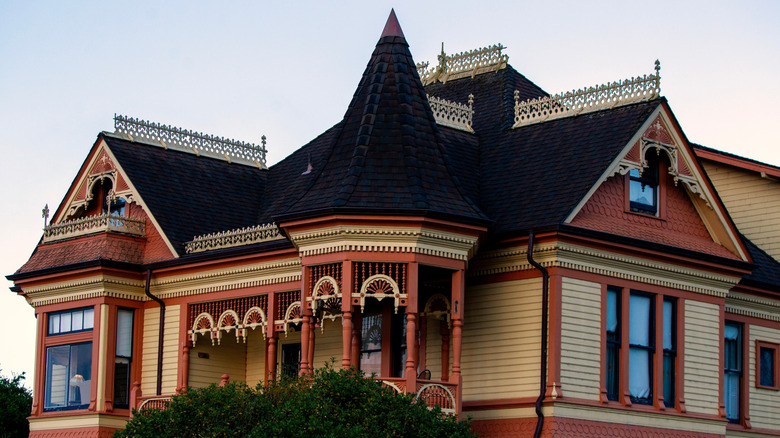 Siyah desenli, hardal sarısı ve terakota boyalı Viktorya dönemi evi