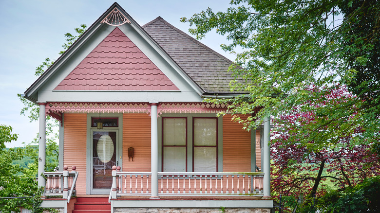 Pembe ve beyaz tek katlı Viktorya dönemi evi
