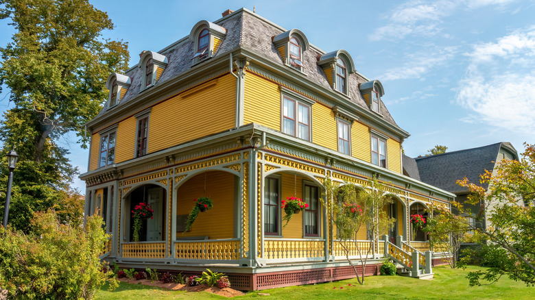 Parlak sarı boyalı, İkinci İmparatorluk tarzı Viktorya dönemi evi