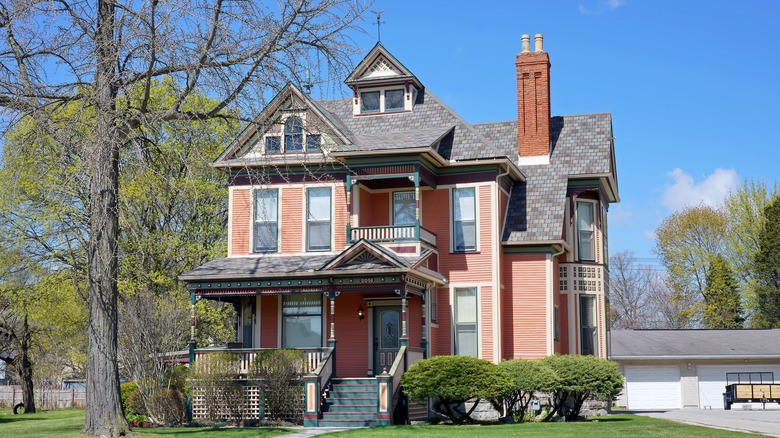 Renkli mimari detaylara sahip, somon renginde Viktorya tarzı bir ev