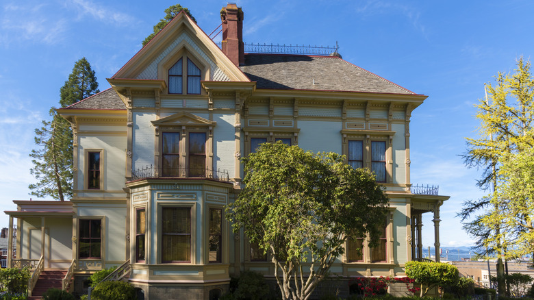 Hardal süslemeli ve kahverengi dokunuşlu, fildişi renginde Viktorya tarzı bir ev