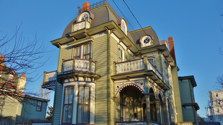 Avokado yeşili renkli, kahverengi ve krem ​​süslemeli tarihi bir ev