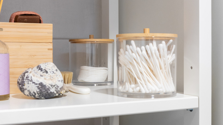 Cam kavanozlarda saklanan pamuklu çubuklar ve pamuklu çubuklar