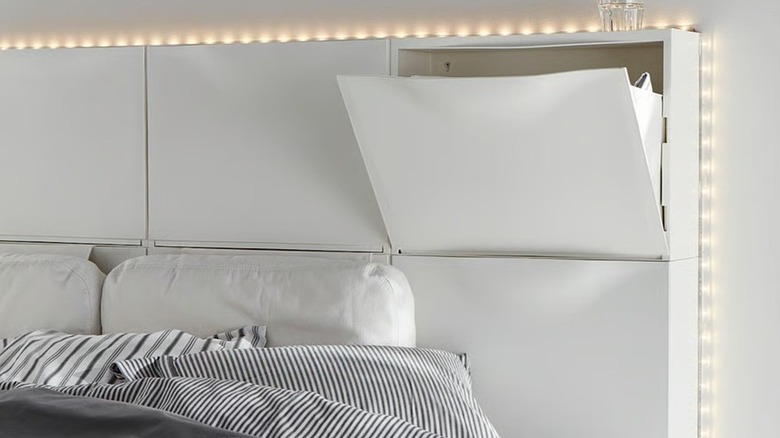 Duvara monte başlık olarak TRONES ayakkabı saklama dolapları