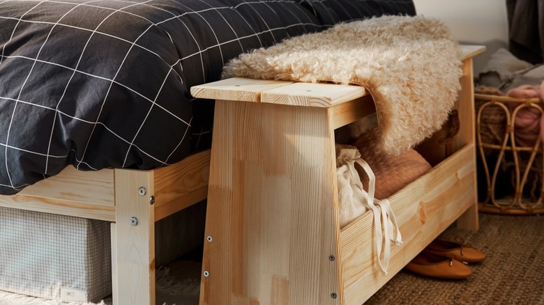 PERJOHAN Yatak ucunda depolama alanı bulunan bank