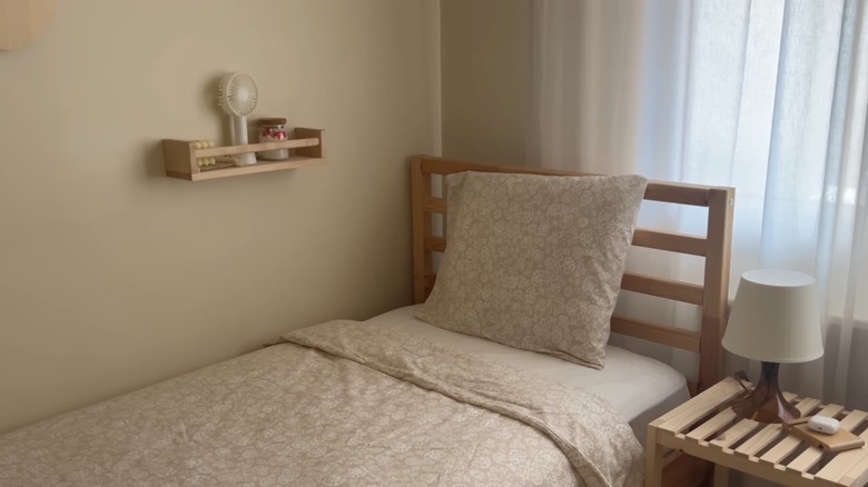 BEKVÄM Yatağın yanına duvara monte baharat rafı