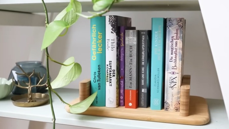 STOLTHET Rafta kitap tutan kesme tahtası