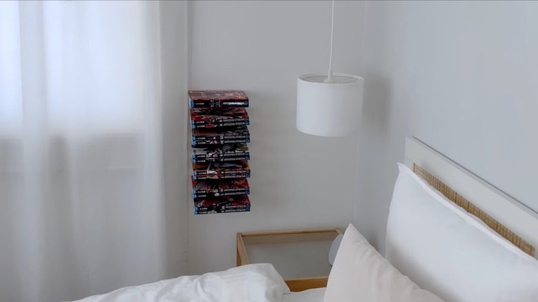 VARIERA Duvarda tencere kapağı düzenleyicisi ve kitaplar