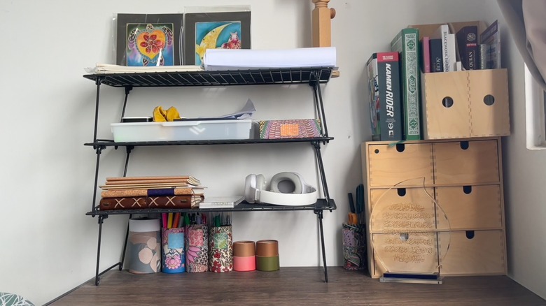 Yatak odası masasında GREJIG ayakkabı rafı raf yükselticisi