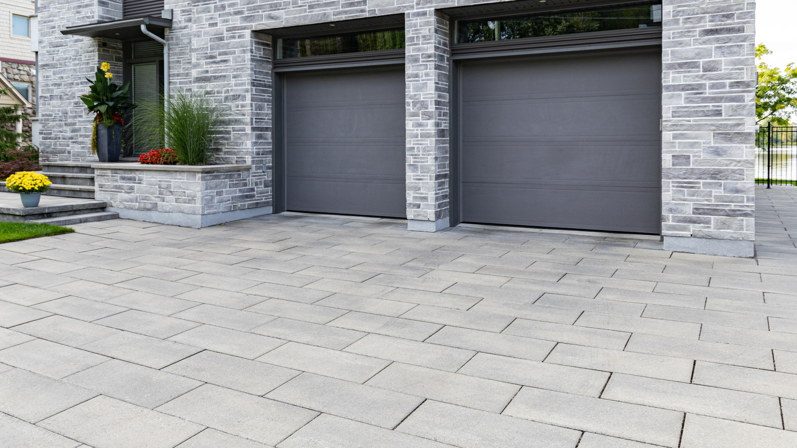 Sıkıcı Betona Elveda: Çok Şık Görünen Lüks Araba Yolu Tasarımı