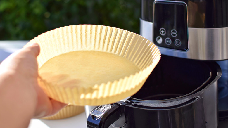 Hava fritözünden astarı çıkaran kişi