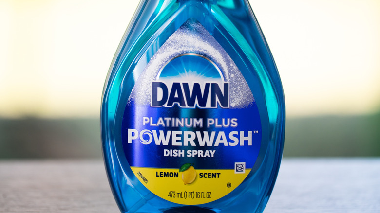 Ürün şişesinde Dawn Powerwash