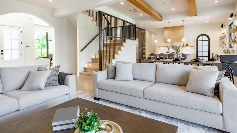 klasik mikrofiber kanepeli gri banliyö oturma odası