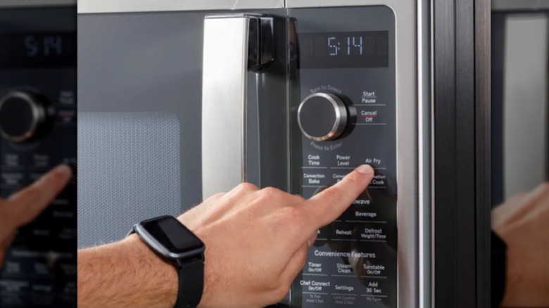 Costco'nun gümüş renkli GE mikrodalga ve hava fritözü.