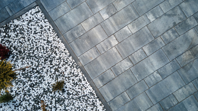 Bu araba yolu için sınır olarak dekoratif kaya kullanılmıştır.