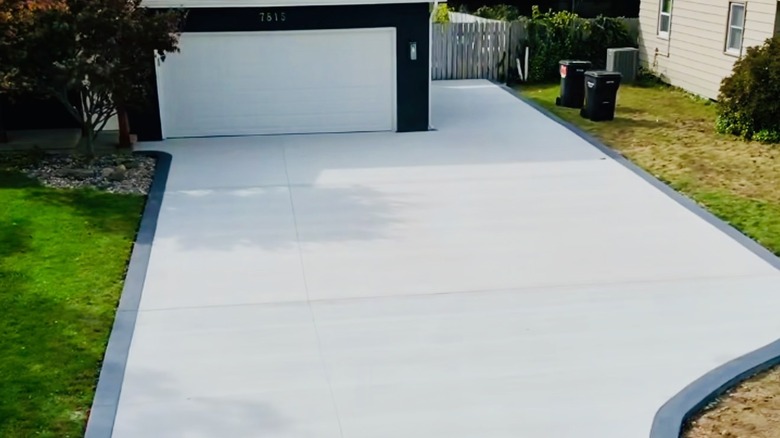 Renkli, damgalı beton kenarlıklı araba yolu.