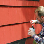 Stephen King'in Maine Evinden Esinlenen Bu Koyu Kırmızıyla Evinizin Dış Görünümünü Yenileyin