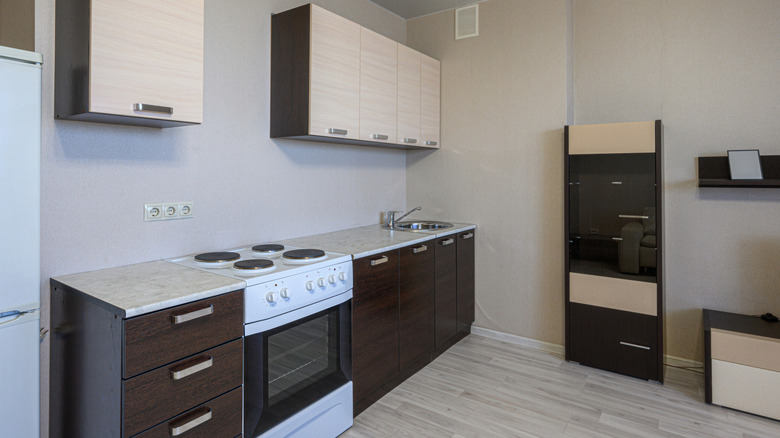 küçük mutfakta iki tonlu dolap