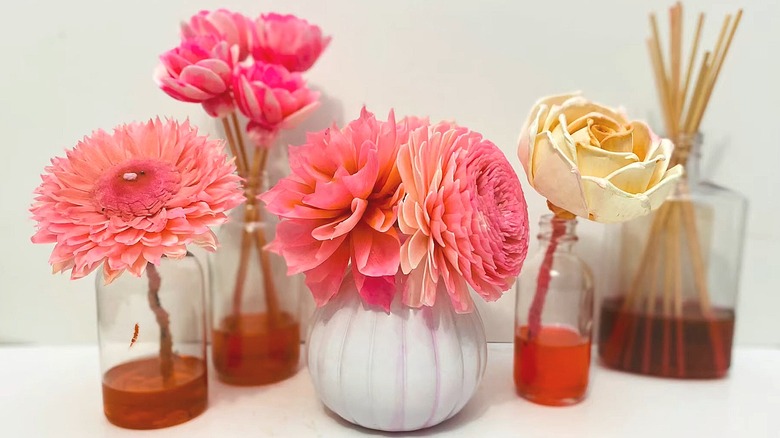 Kamış difüzörlere dönüştürülmüş birkaç küçük vazo