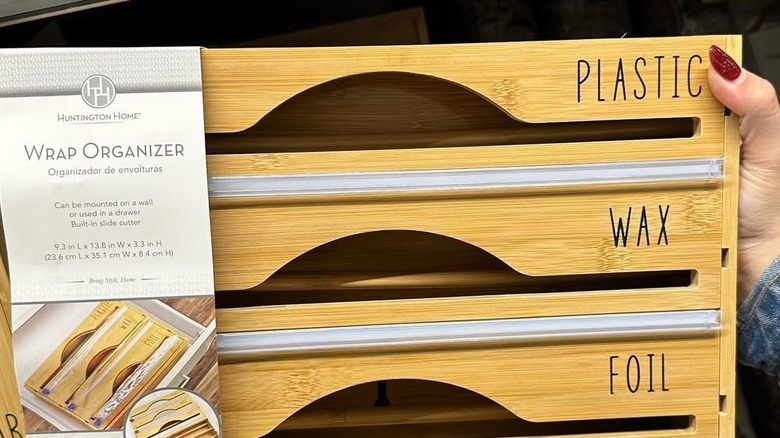 Bambu şal organizatörü tutan el