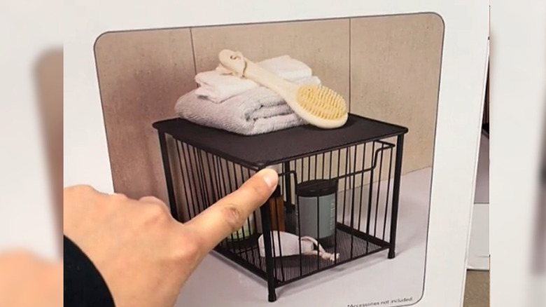 Ürün kutusunu işaret eden el