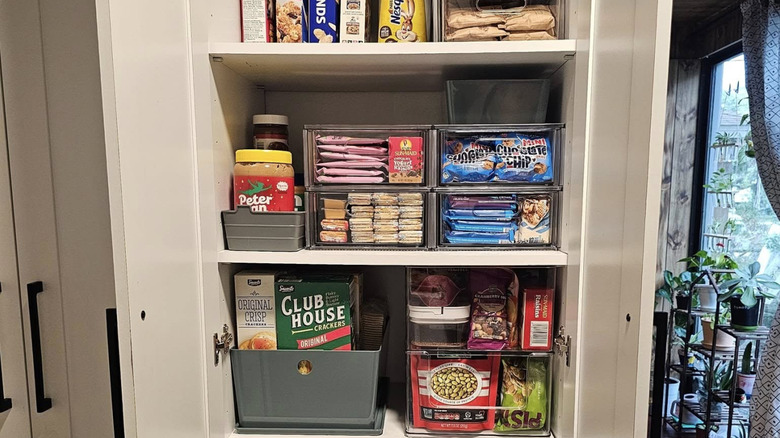 Şeffaf kutularda düzenlenmiş gıda maddelerinin bulunduğu kiler