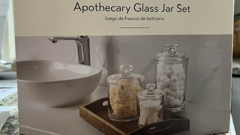 Eczacı cam kavanoz ürün kutusunu tezgaha koydu