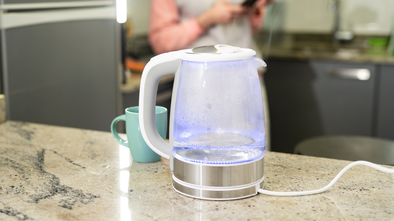 Elektrikli su ısıtıcısındaki kaynar suyun kapatılması