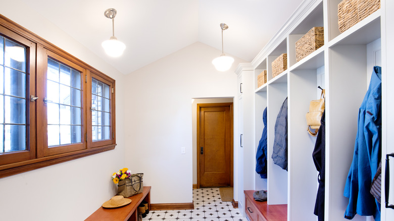 Tezgahı, kancaları ve gözleriyle beyaz çamur odası.