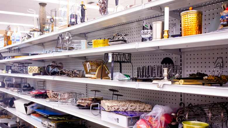 İkinci el bir mağazadaki metal raflarda çeşitli ürünler.