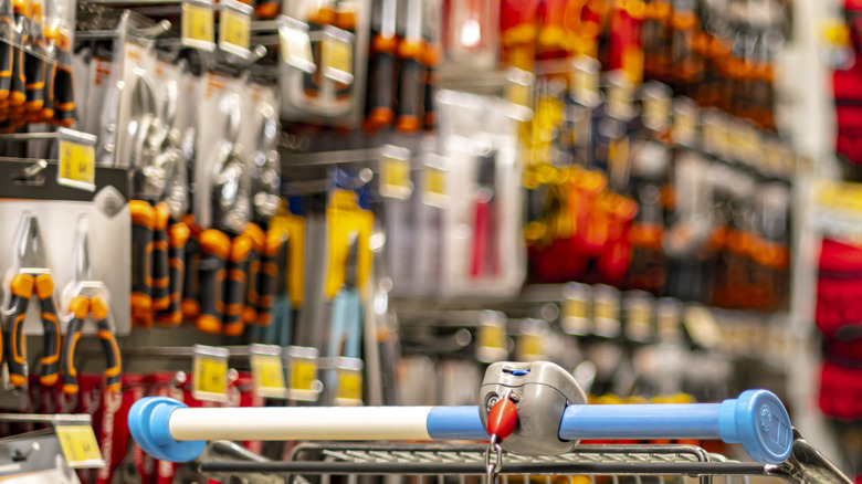 Bir hırdavat mağazasında alışveriş sepeti