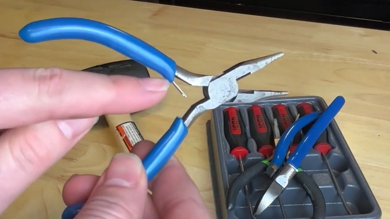 Kırık bir Liman Taşımacılığı aletini tutan kişi