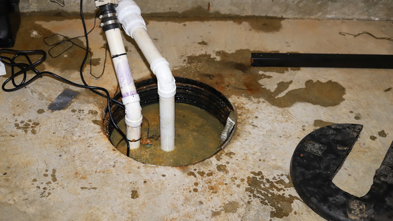 Bir evin bodrumunda kurulmuş bir karter pompası.