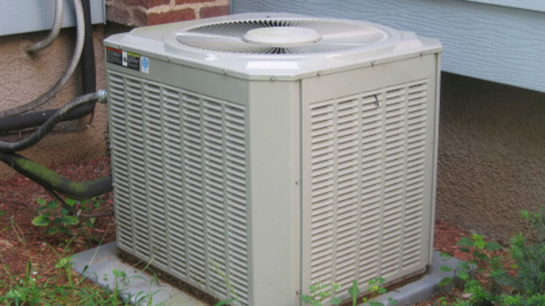 Binanın köşesinde, evin dışında harici bir HVAC ünitesi.