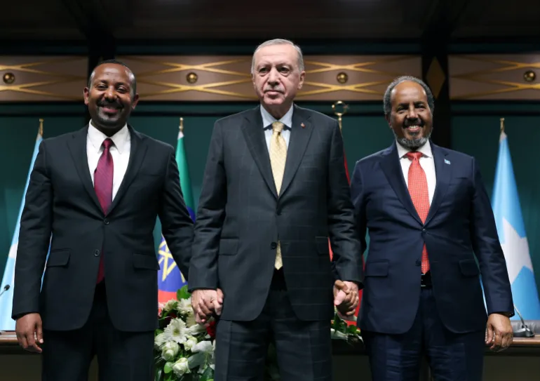 Türkiye Cumhurbaşkanı Tayyip Erdoğan, 11 Aralık 2024'te Ankara'da düzenlenen basın toplantısının ardından Somali Devlet Başkanı Hasan Şeyh Mahmud ve Etiyopya Başbakanı Abiy Ahmed ile birlikte poz veriyor. YENİDEN SATIŞ YOKTUR. ARŞİV YOK.